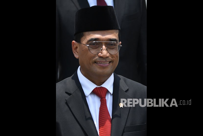 Menhub Budi Karya Sumadi bersiap mengikuti foto bersama seusai pelantikan menteri Kabinet Indonesia Maju di Beranda Halaman Istana Merdeka, Jakarta, Rabu (23/10/2019).