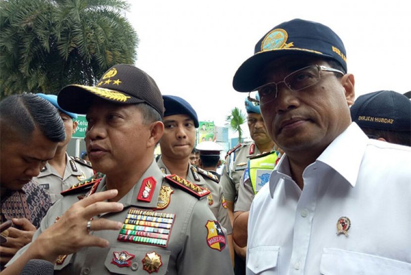 Menhub Budi Karya Sumadi dan Kapolri Jenderal Polisi Tito Karnavian memberikan pernyataan di area Mega City Bekasi, Senin (12/3) usai melakukan launching Green Line sebagai sebutan untuk program paket kebijakan di Tol Jakarta-Cikampek yang berlaku hari ini. 