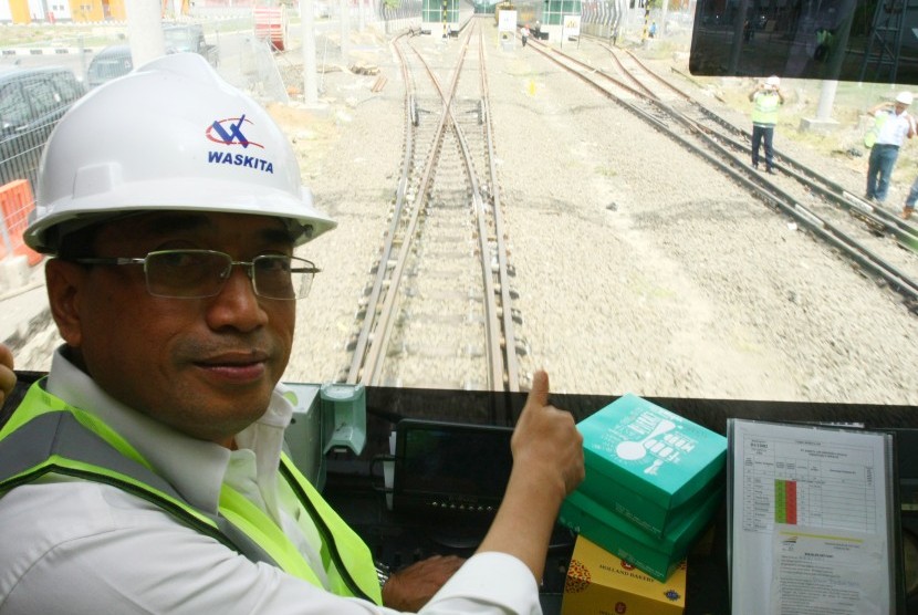 Menhub Budi Karya Sumadi melakukan uji coba track baru Kereta Api Bandara yang sudah selesai 100 persen dengan menaiki Kereta Inspeksi Wijaya Kusuma dari Stasiun Batuceper menuju Stasiun Kereta Bandara Soekarno Hatta, Tangerang, Banten, Kamis (23/11).