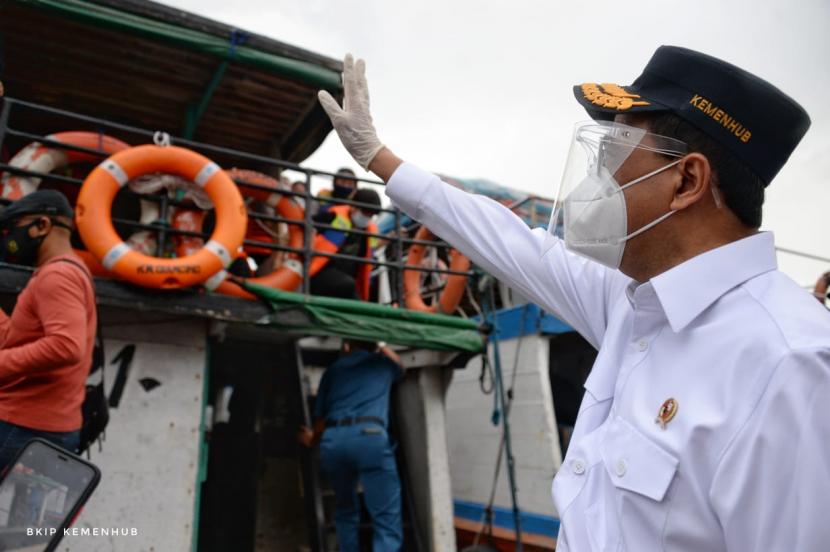 Menhub Budi Karya Sumadi mengecek keselamatan pelayaran di Pelabuhan Kaliadem, Jakarta, Sabtu (26/12).