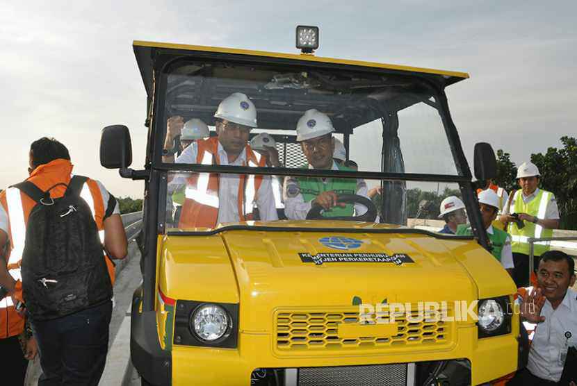 Menhub Budi Karya Sumadi meninjau pembangunan jaringan kereta ringan atau light rail transit (LRT) di Palembang,  yang menghubungkan dari Bandara Sultan Mahmud Badarudin (SMB) II ke Jakabaring.