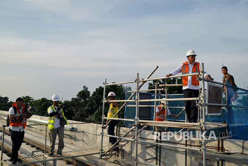 Menhub Budi Karya Sumadi meninjau pembangunan jaringan kereta ringan atau light rail transit (LRT) di Palembang, Ahad (10/12), yang menghubungkan dari Bandara Sultan Mahmud Badarudin (SMB) II ke Jakabaring.