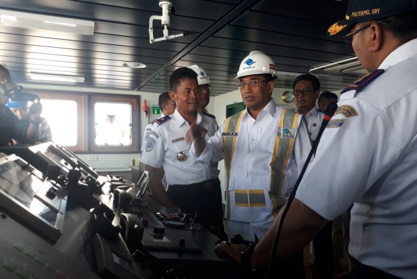 Menhub Budi Karya Sumadi meninjau persiapan mudik di Pelabuhan Tanjung Perak, Surabaya, Sabtu (9/6). 