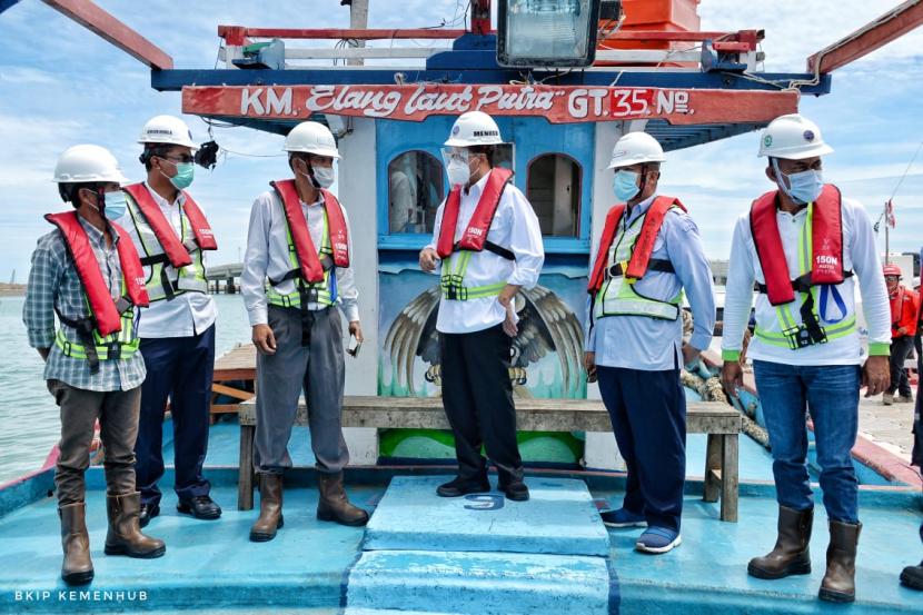 Menhub Budi Karya Sumadi menaiki kapal nelayan meninjau progres proyek pembangunan Pelabuhan Patimban di Kabupaten Subang, Jawa Barat.