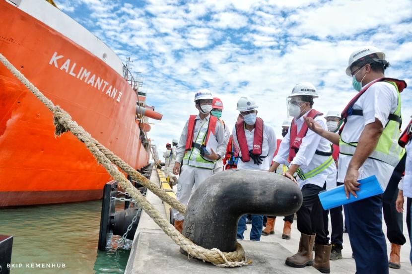 Menhub Budi Karya Sumadi meninjau progres proyek pembangunan Pelabuhan Patimban di Kabupaten Subang, Jawa Barat.