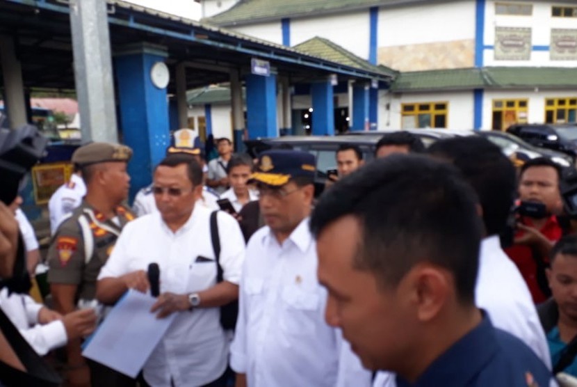 Menhub Budi Karya Sumadi meninjau Terminal Induk Rajabasa di Kota Bandar Lampung, Ahad (30/6).  