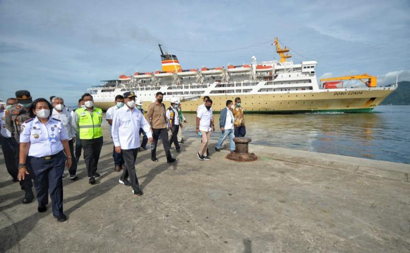 Menhub Cek Penerapan Prokes di Pelabuhan Yos Sudarso