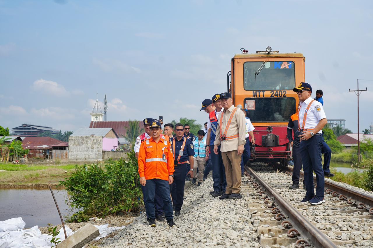 Menhub memastikan perbaikan rel kereta lintas Medan-Binjai yang terkena dampak bencana pada Selasa, 2 Desember 2025.