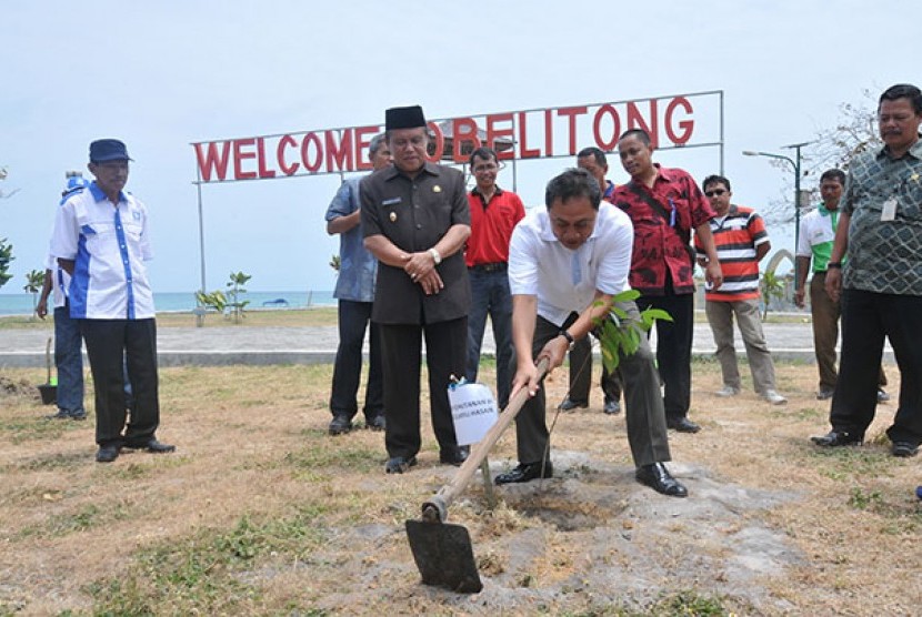 Menhut berkesempatan menanam pohon di Belitung dalam rangkaian acara 'Sambung Rasa Bagi Ilmu', Jumat (7/2).