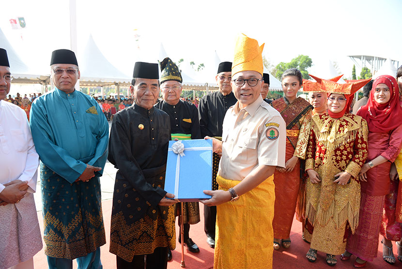 Menhut hadiahi RTRWP untuk Riau