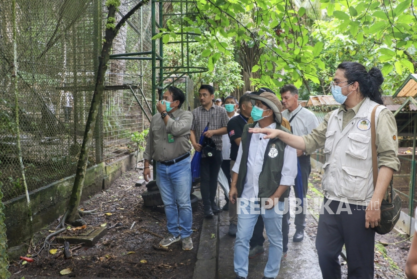 Menhut melakukan peninjauan ke Pusat Penyelamatan Satwa Tasikoki.