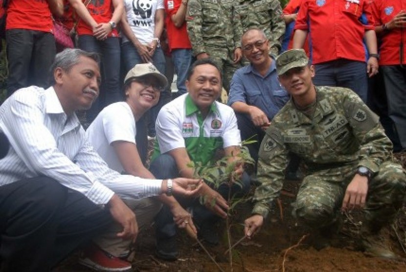 Menhut Zulkifli Hasan (kedua kanan) bersama Dirjen Bina Pengelolaan Daerah Aliran Sungai dan Perhutanan Sosial, Hilman Nugroho (kiri), Direktur Marketing WWF Indonesia, Devi Suradji (kedua kiri) dan Kepala Operasi Brigif 17 Linud Kostrad, Mayor Inf. Agus H