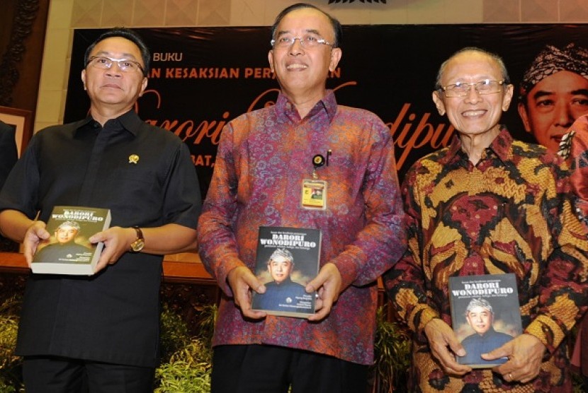 Menhut Zulkifli Hasan (kiri) bersama mantan Menhut Djamaludin Suryohadikusumo (kanan) dan Dirjen Perlindungan Hutan dan Konservasi Alam (PHKA) Kemenhut Darori Wonodipuro (tengah) memegang Buku Darori pada peluncuran buku tersebut di Jakarta, Selasa (26/3).