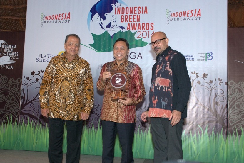 Menhut Zulkifli Hasan (tengah) menerima penghargaan Life Time Achievement Indonesia Green Awards 2014 dari The La Tofi School of CSR Rabu, (18/6).