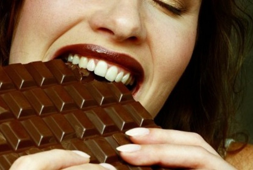 Menikmati coklat (ilustrasi)