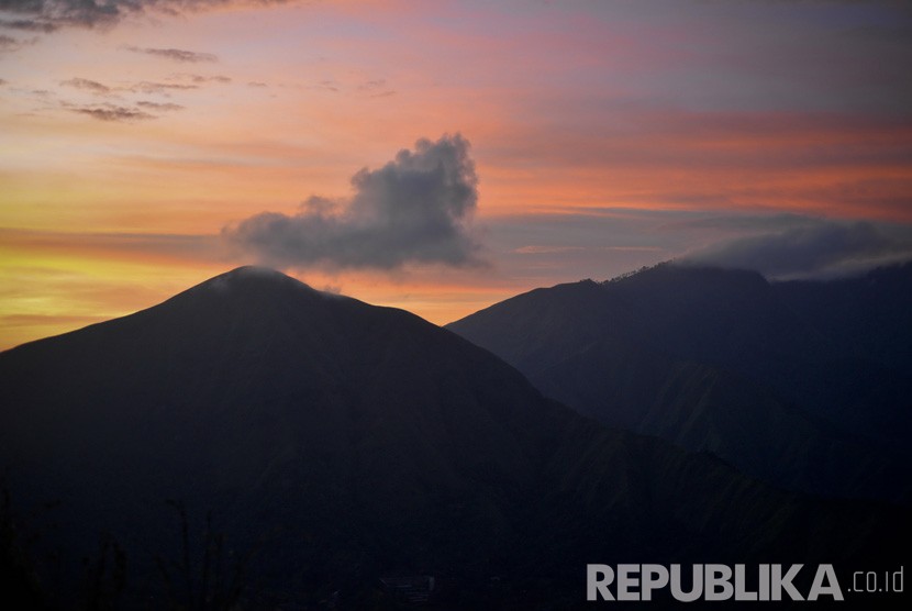 Menikmati matahari terbit di Gunung Rinjani dari Bukit Pergasingan, Sembalun, Lombok.   (Republika/ Wihdan Hidayat)