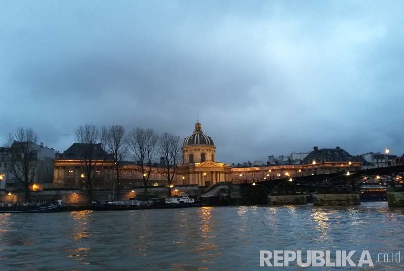 Menikmati Pesona Paris dari Sungai Seine.   (Republika/Irwan Kelana)