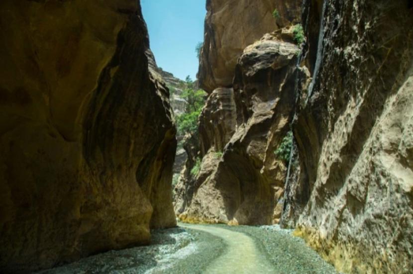 Menikmati Wadi Lajab, Surga di Tengah Gurun 