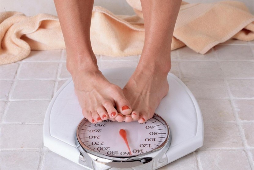 Menimbang berat badan  (ilustrasi) 