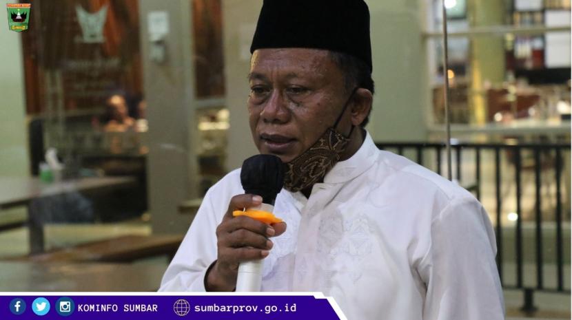 Menindaklanjuti santernya kabar mengenai pemaksaan penggunaan kerudung bagi siswi non muslim di SMKN 2 Padang, Kepala Dinas Pendidikan Sumatera Barat, Adib Alfikri, menggelar jumpa pers, Jumat (22/1) malam.