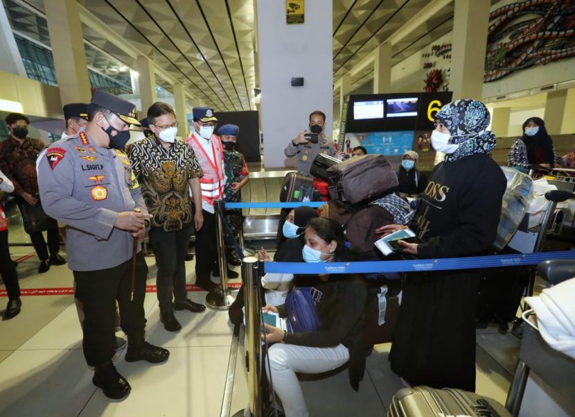 meninjau langsung proses penegakan protokol kesehatan (prokes) terhadap Pelaku Perjalanan Internasional (PPI) yang masuk melalui Bandar Udara Soekarno-Hatta (Soetta), Tangerang