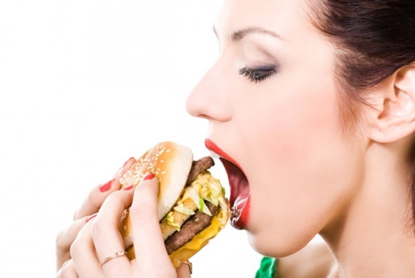Menjaga pola makan agar tidak berlebihan