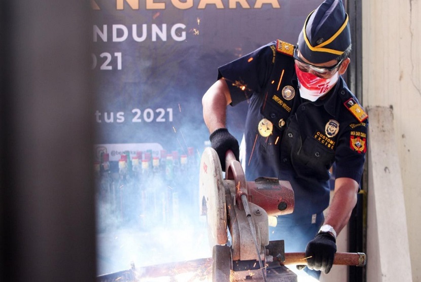 Menjalankan fungsi sebagai community protector, Bea Cukai Bandung melaksanakan pemusnahan barang ilegal yang telah menjadi barang milik negara (BMN) pada Kamis, 12 Agustus 2021. Barang ilegal tersebut merupakan hasil penindakan Bea Cukai Bandung periode tahun 2020 hingga 2021.