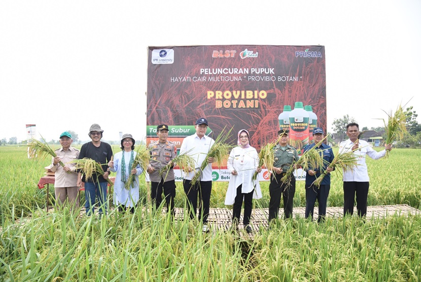 Menjawab kebutuhan petani akan pupuk ramah lingkungan untuk mendukung pertanian berkelanjutan, IPB University meluncurkan Provibio Botani yakni pupuk hayati multiguna pada Rabu (15/5) di Desa Kragilan, Kecamatan Mojolaban, Kabupaten Sukoharjo, Jawa Tengah.