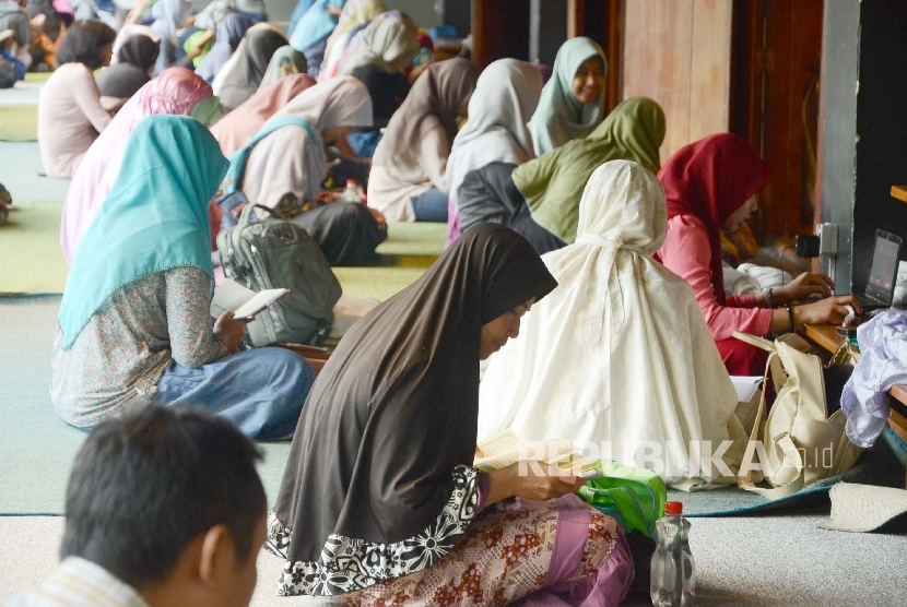 Menjelang berbuka Masjid Salman ITB, Kota Bandung, dipenuhi mahasiswa, Senin (13/6).  (Republika/Edi Yusuf)