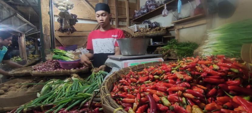 Menjelang bulan puasa harga komoditas cabai merah dan daging sapi di pasar tradisional Kabupaten Cianjur terus merangkak naik. Kondisi ini diperkirakan akan berlangsung hingga mendekati awal puasa pada April 2021 mendatang.