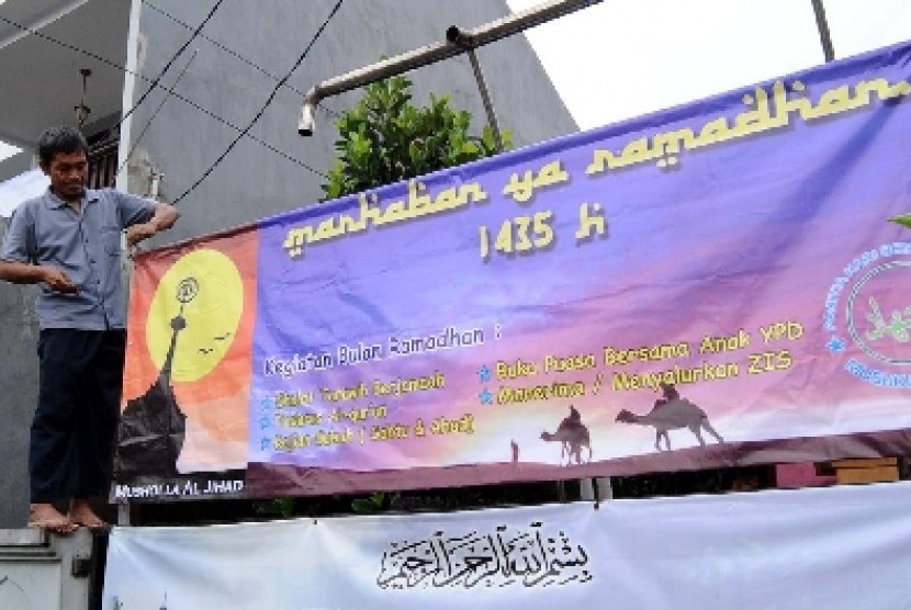  Menjelang bulan suci Ramadhan sejumlah tempat ibadah mengadakan kegiatan keagamaan lebih intensif di mushola Al-Jihad, Bekasi, Kamis (26/6).