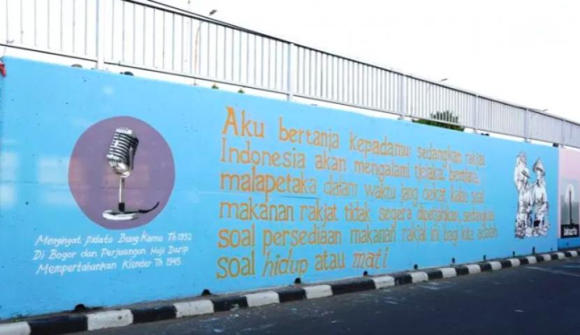 Menjelang Hari Kemerdekaan, Komunitas Kolaborasi dan Jakarta Art Movement, bersama berbagai komunitas street art membuat mural unik. Mereka membuat kutipan pidato revolusioner Soekarno tentang ketahanan pangan dan ingatan tentang ulama Betawi, Haji Darip, di Flyover Klender, Jakarta.