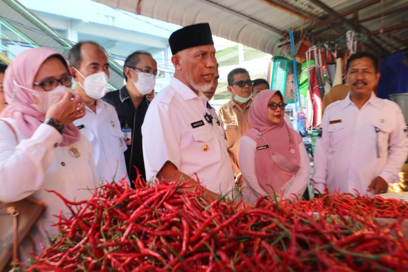 Menjelang Hari Raya Idul Adha, 1443 H/2022, Gubernur Sumatera Barat (Sumbar), Buya Mahyeldi, bersama sejumlah pejabat terkait memantau ketersediaan stok bahan pangan di Pasar Raya Kota Padang, Rabu (29/6/2022). 