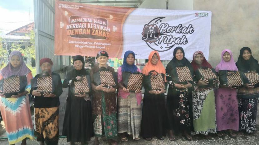 Menjelang Idul Fitri 1443 H, BMH menyalurkan paket Berkah Fitrah secara seretak kepada 14.731 jiwa di 38 kota dan kabupaten se-Jawa Timur.