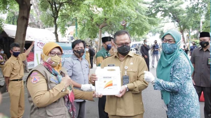Menjelang pelaksanaan pilkada serentak, Pemerintah Kabupaten Sukabumi menggulirkan Gerakan Bersama Memakai Masker (Gebrak Masker) dengan menyalurkan sebanyak 640 ribu masker. Targetnya penyaluran masker ini dapat digunakan warga pada saat pelaksanaan pilkada serentak pada 9 Desember 2020.