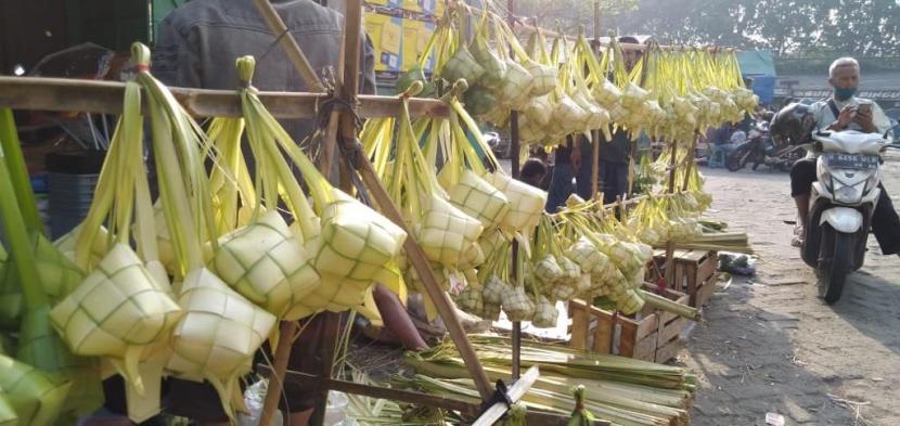 Suasana di Pasar Cimanggis, Ciputat, Kota Tangerang Selatan (Tangsel). Harga cabai dan bawang di pasar-pasar Tangsel mulai merangkak naik.