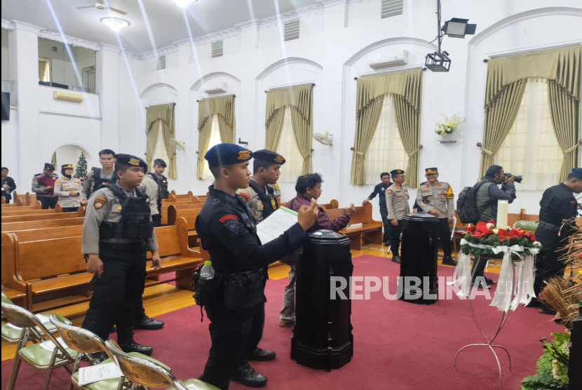 Menjelang perayaan Natal 2024, Polres Indramayu melakukan sterilisasi di sejumlah gereja yang ada di Kabupaten Indramayu, Selasa (24/12/2024). 