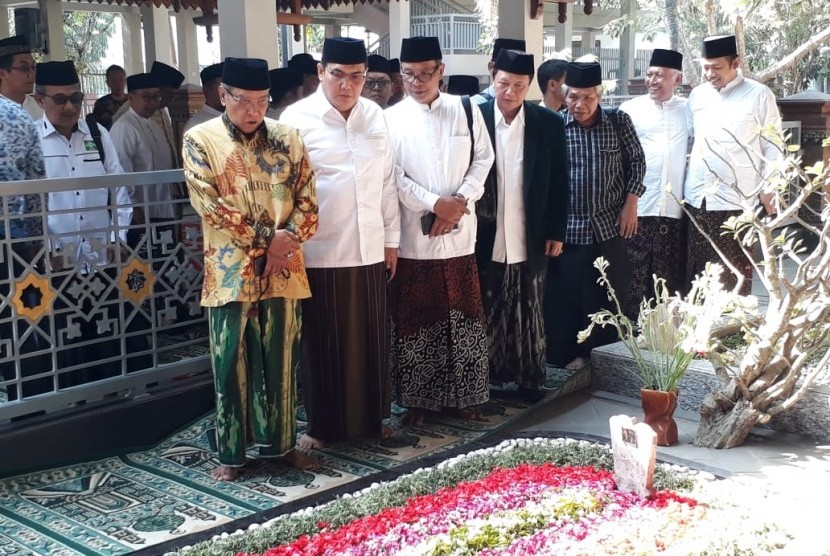 Menjelang peringatan Hari Santri 2019, Pengurus Besar Nahdlatul Ulama (PBNU) melakukan ziarah ke makam pendiri NU, KH. Hasyim Asy'ari yang berada di Pondok Pesantren Tebuireng Jombang, Jawa Timur, Kamis (17/10). 