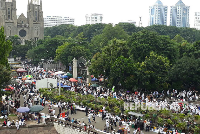 Menjelang siang, Masjid Istiqlal semakin dipadati masyarakat dan peserta Aksi 313, Jum'at (31/3). 