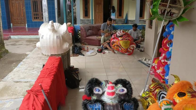 Menjelang tahun baru Imlek, perajin barongsai di Desa Serang, Kecamatan Klangenan, Kabupaten Cirebon, Jawa Barat, mendapat pesanan dari berbagai daerah. 