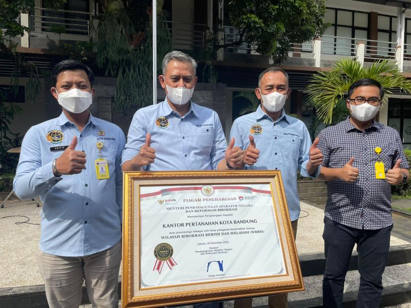 Menjelang tutup kinerja 2021, Kantor Pertanahan Kota Bandung meraih penghargaan Wilayah Birokrasi Bersih dan Melayani (WBBM) dari Kementerian Pendayagunaan Aparatur Negara dan Reformasi Birokrasi.