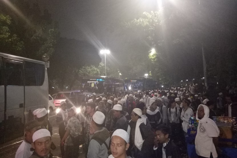 Menjelang waktu shalat Subuh, umat Islam dari berbagai daerah mengantre masuk ke masjid Istiqlal. Bukan hanya bus dan kendaraan pribadi pengunjuk rasa saja yang membuat padat jalanan menuju Istiqlal. Kendaraan pengangkut bantuan logistik pun ikut mengantre