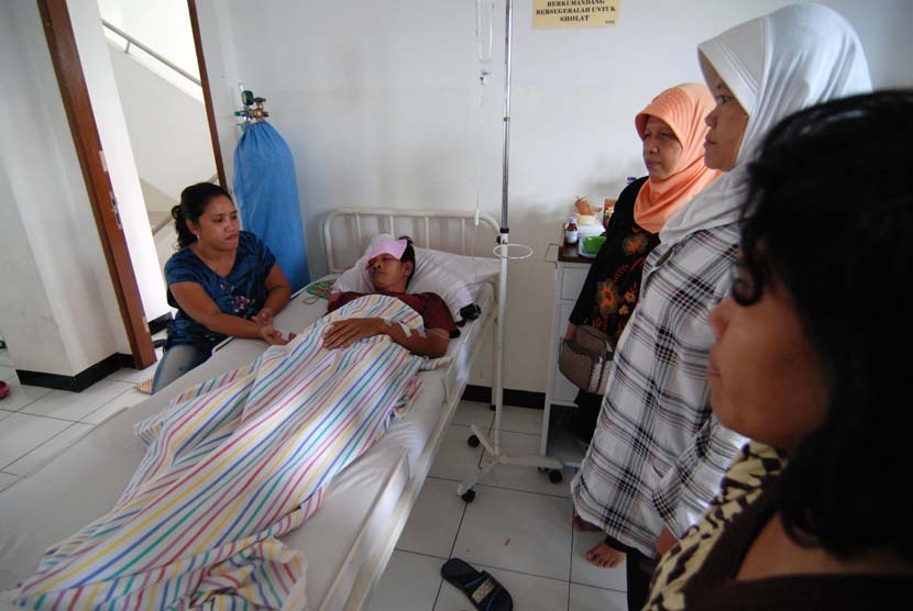 Rasulullah SAW menganjurkan menjenguk Muslim yang sakit.  Menjenguk orang sakit di rumah sakit (ilustrasi).