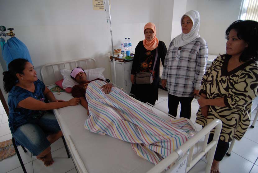 Sakit hospital orang di Adab menziarahi