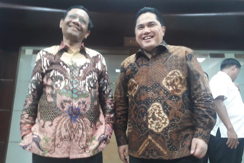 Menjopolhukam Mahfud MD (kiri) dan Menteri BUMN Erick Thohir (kanan) di kantor Kemenko Polhukam, Jakarta, Kamis (16/1).