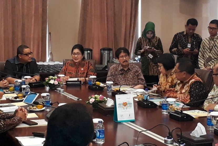 Menkes Nila F Moeloek menyampaikan paparannya saat kunjungan kerja ke PT Bio Farma Bandung, Sabtu (13/1).