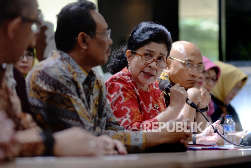  Menkes Nila F. Moloek (tengah) memberikan keterangan terkait vaksin palsu usai menggelar pertemuan dengan sejumlah asosiasi di bidang kesehatan di Kantor Kementerian Kesehatan, Jakarta, Selasa (19/7). (Republika/Yasin Habibi)
