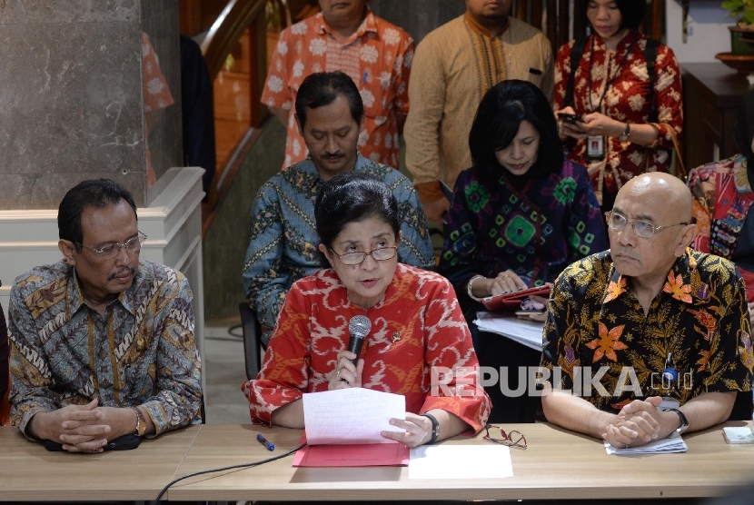 Menkes Nila F. Moloek (tengah) memberikan keterangan terkait vaksin palsu usai menggelar pertemuan dengan sejumlah asosiasi di bidang kesehatan di Kantor Kementerian Kesehatan, Jakarta, Selasa (19/7). (Republika/Yasin Habibi)