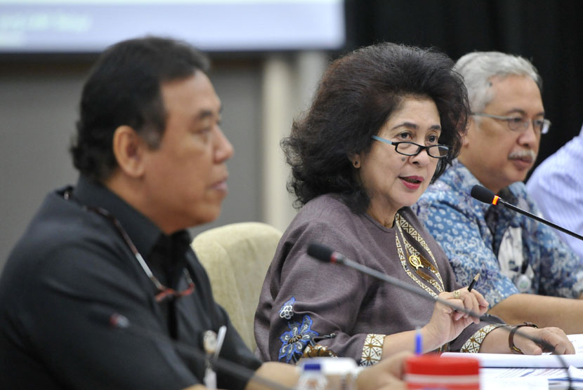   Menkes Nila Farid Moeleok saat konferensi pers terkait Program Indonesia Sehat di Kantor Kemenkes Jakarta, Rabu (5/11). (Antara/Andika Wahyu)