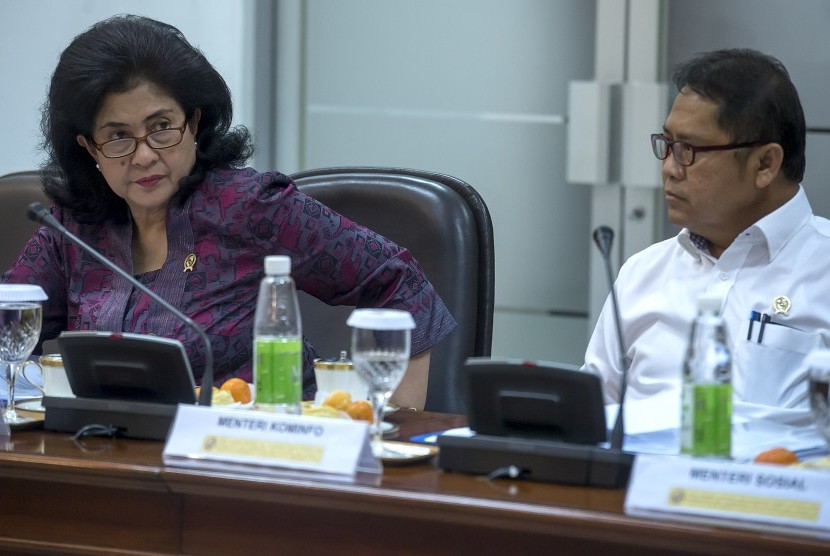 Menkes Nila Moeloek (kiri) dan Menkominfo Rudiantara (kanan) mengikuti rapat kabinet terbatas di Kantor Kepresidenan, Jakarta. 